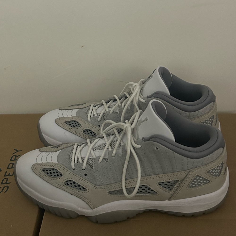 Jordan 🇯🇴 11 retro low size 12 white/ grey